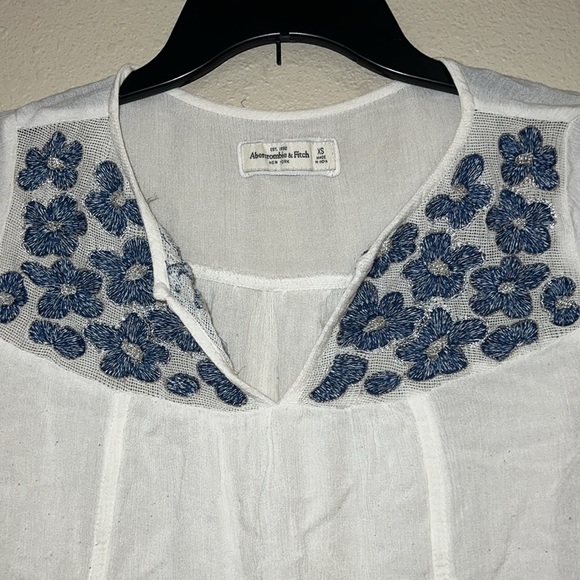 Abercrombie & Fitch White Embellished Blouse with Blue Embroidery boho style XS - Picture 2 of 5